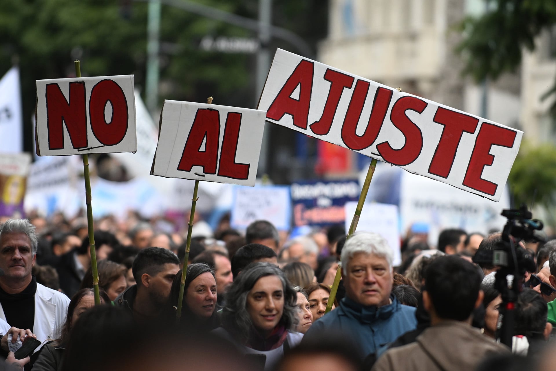 Miles de personas marchan en protesta con carteles que leen 'No al ajuste', expresando su descontento con las medidas económicas. (Maximiliano Luna)