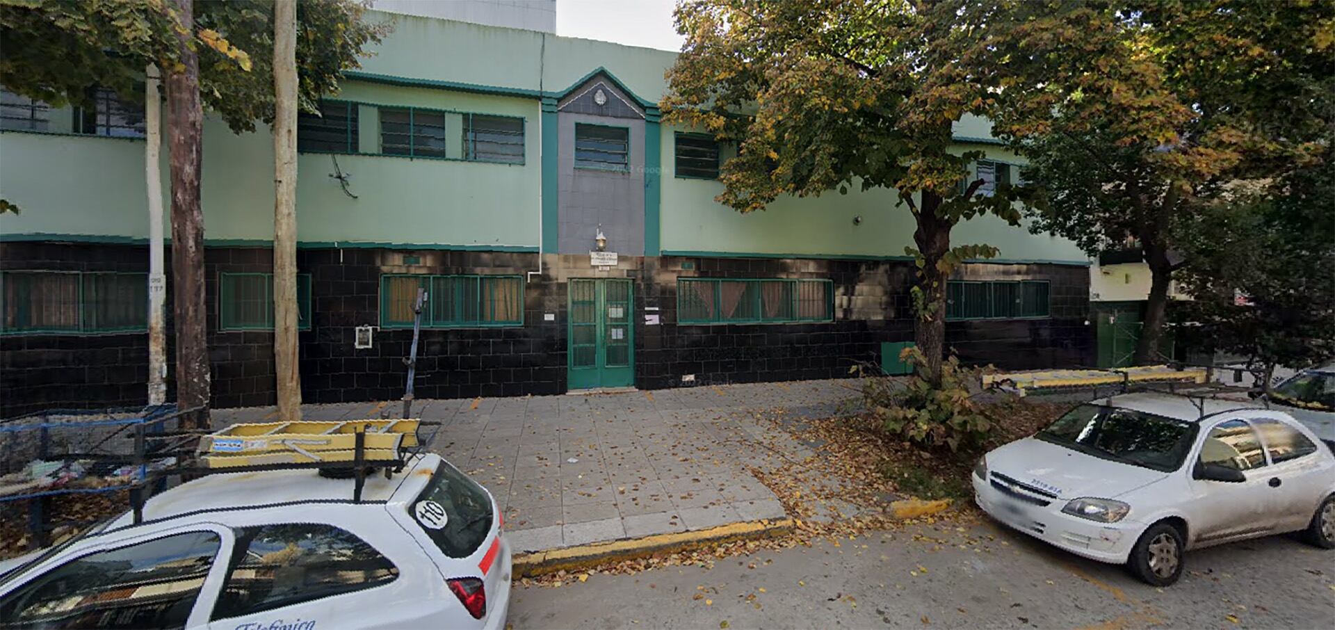 El frente de la Escuela Media 4 Eduardo Acevedo, en Tapiales