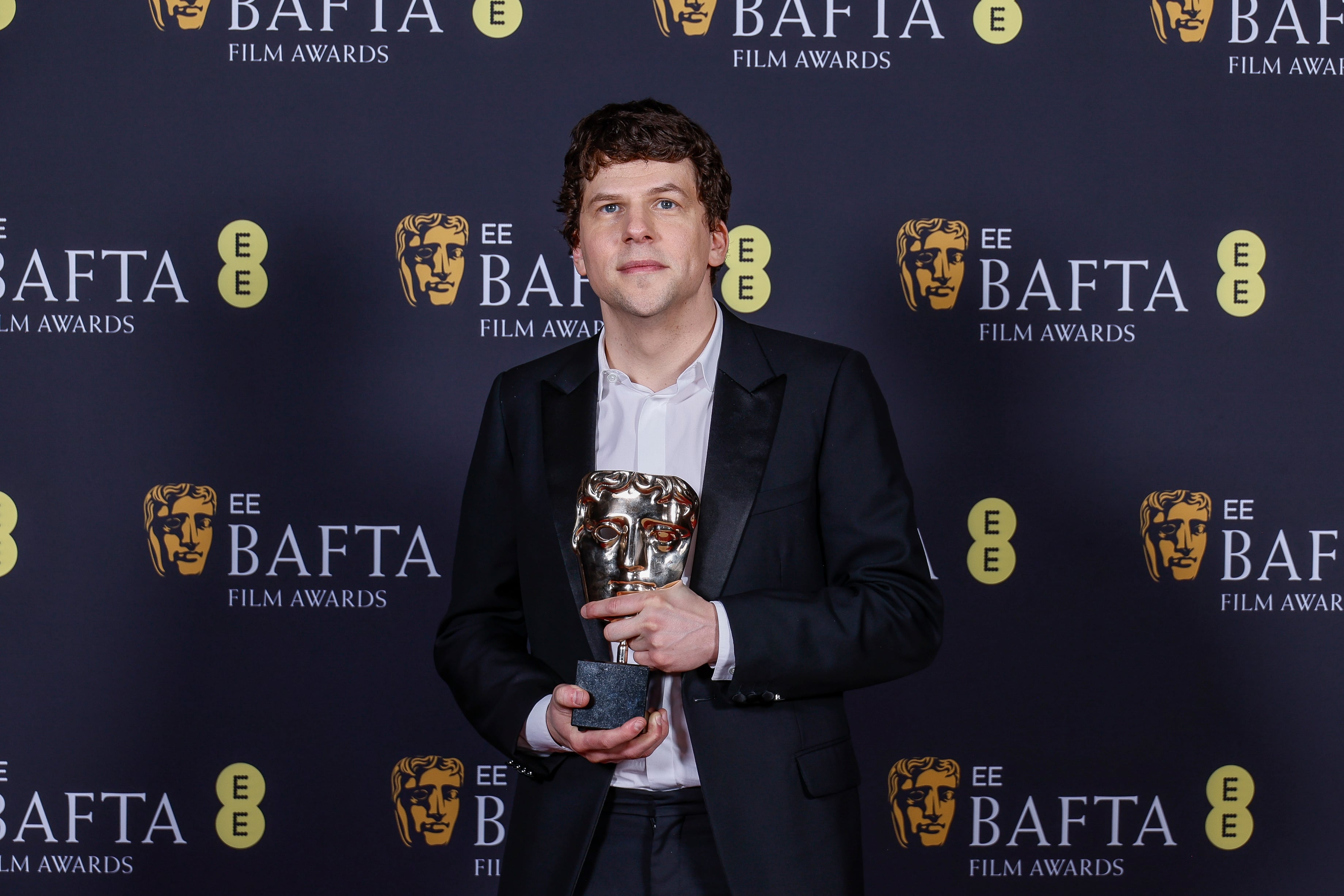 Jesse Eisenberg dijo que ChatGPT le propuso una rutina semanal de preparación y le recomendó no hacer nada el día previo a la grabación (Joel C Ryan/Invision/AP)