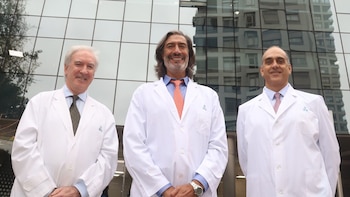 Los médicos Ricardo Santiago, Ricardo