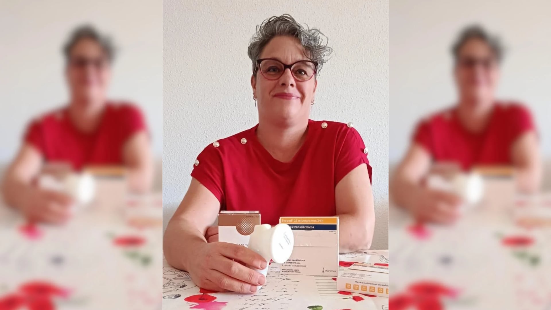 Rebeca Marín posa con su medicación para la menopausia. (Cedida)