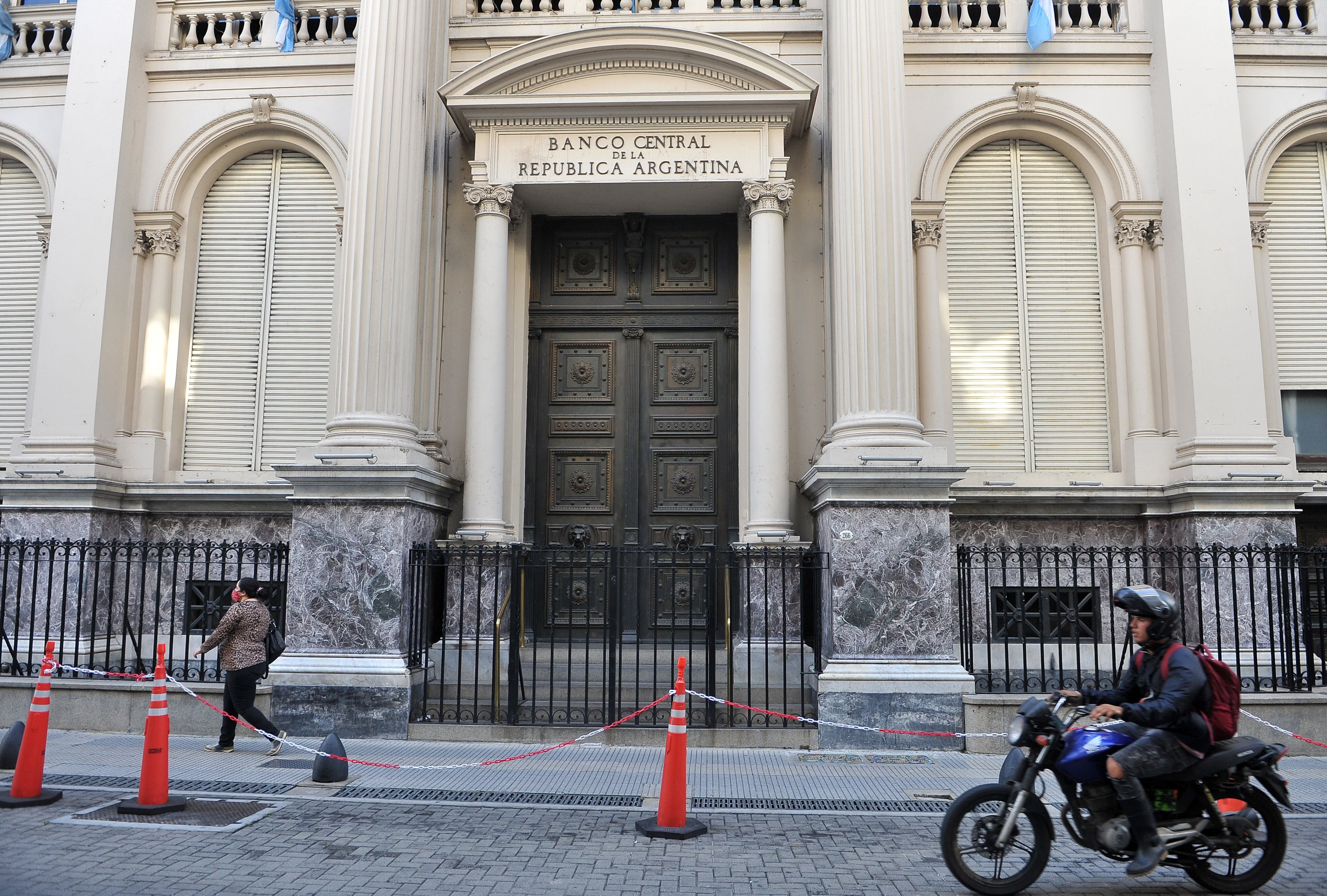 “La acumulación de reservas pondría un piso al tipo de cambio en el corto plazo, ya que sumaría algo de demanda al mercado; no recomponer el poder de fuego del Banco Central llevará a cancelar la deuda de 2026 y 2027 con recursos propios