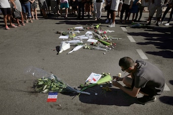 Un joven enciende una vela