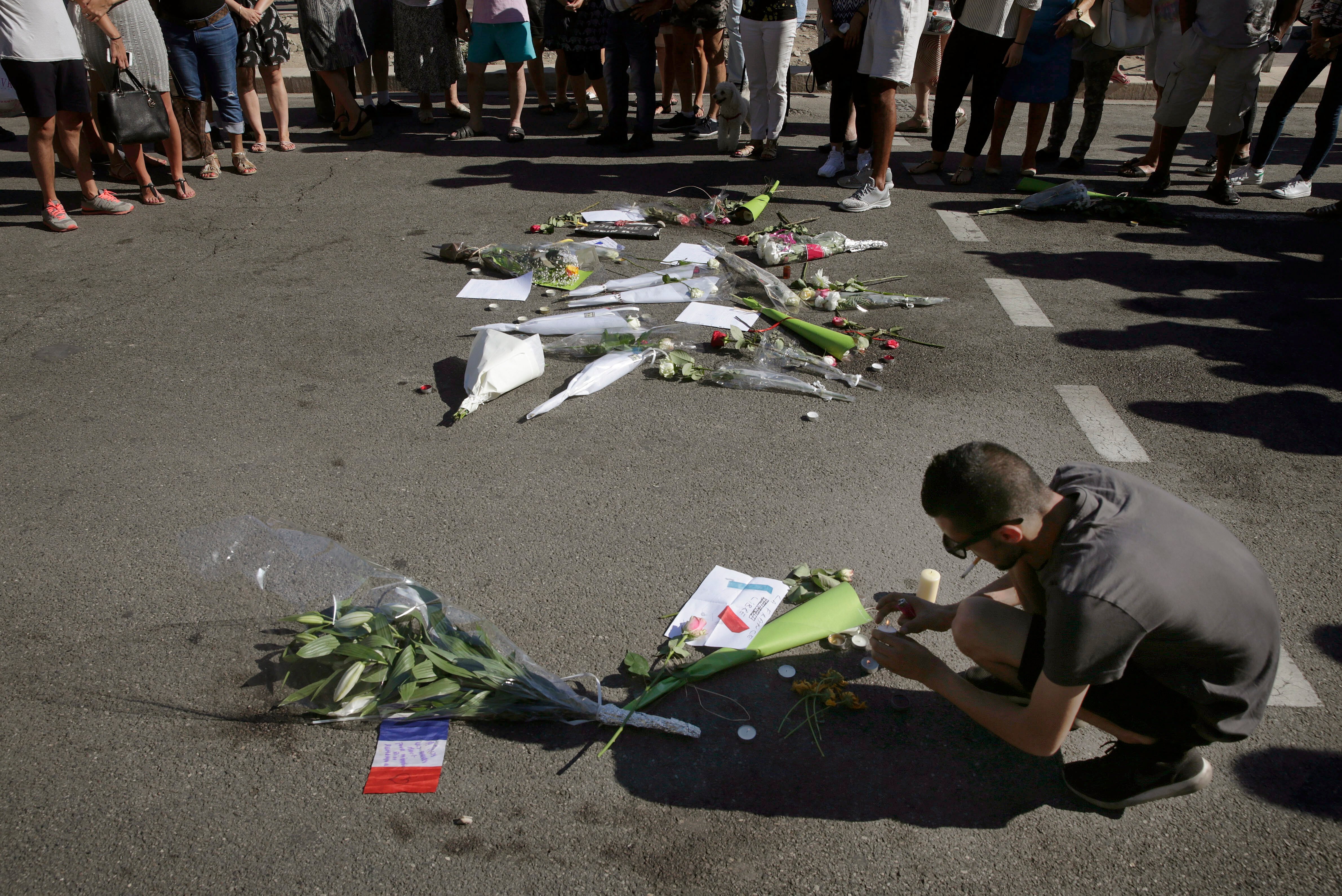 Un joven enciende una vela en la calzada del Paseo de los Ingleses de Niza, escenario del atentado que el 14 de julio de 2016 se cobró la vida de 84 personas y dejó heridas a más de 200, EFE/Alberto Estévez/Archivo