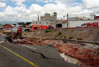 Fotografía cedida hoy cortesía del diario CódigoQro donde se muestra el socavón provocado por las fuertes lluvias en la ciudad de Querétaro. . EFE/ Francisco Velázquez/CódigoQro / SOLO USO EDITORIAL/ SOLO DISPONIBLE PARA ILUSTRAR LA NOTICIA QUE ACOMPAÑA (CRÉDITO OBLIGATORIO)