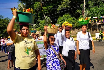 Las mujeres lucen trajes típicos bordados con motivos de maíz durante el festival. El evento busca honrar la identidad cultural y rescatar la memoria histórica comunitaria. (Foto cortesía Alcalde de Cuscatlán Norte)