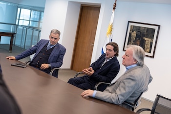 El presidente de Uruguay, Yamandú Orsi, junto al presidente de la AUF, Ignacio Alonso, y Fernando Lorenzo, integrante del Ejecutivo en la comisión del Mundial 2030 (Camilo dos Santos Ayala, Presidencia)