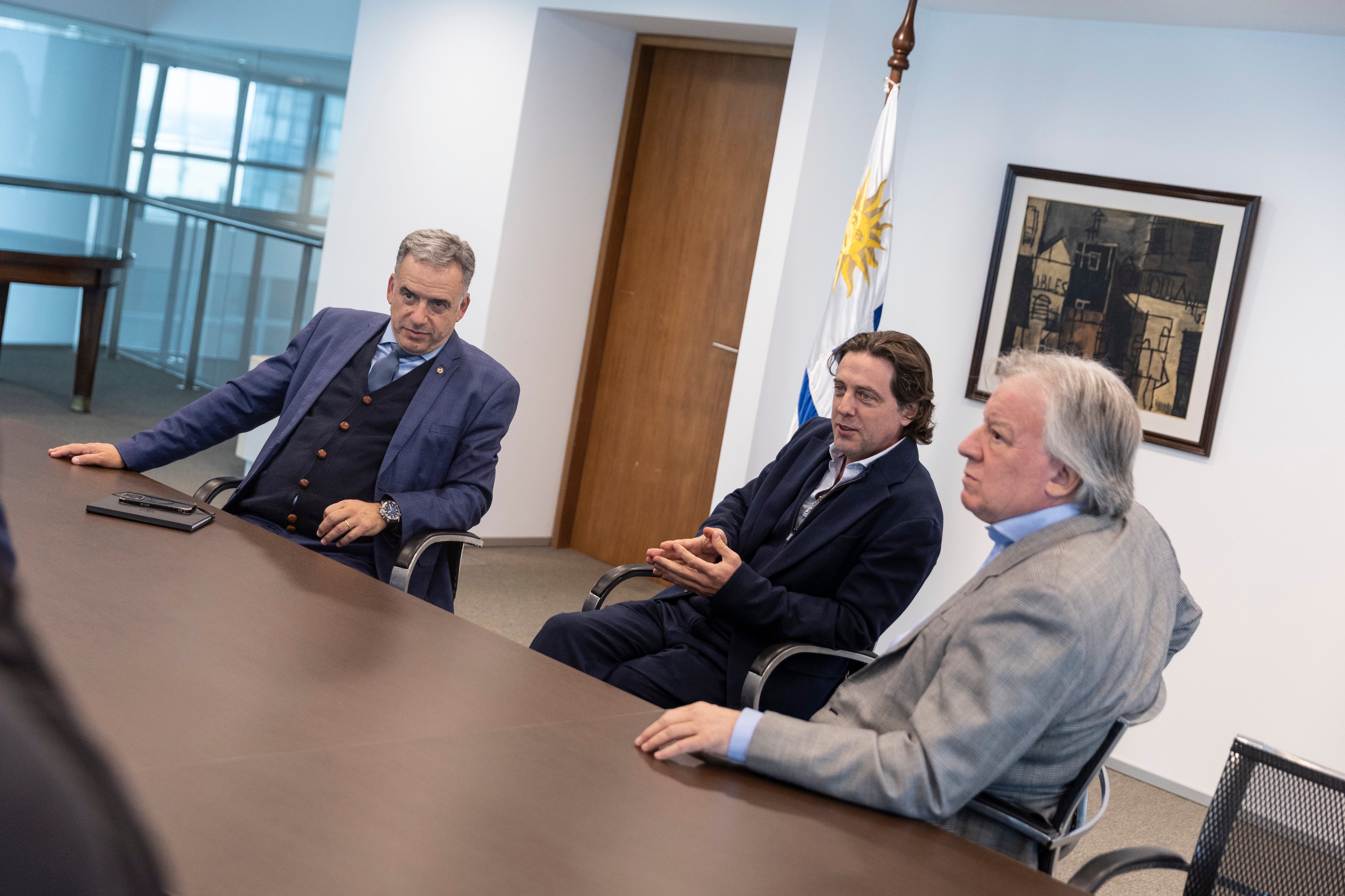 El presidente de Uruguay, Yamandú Orsi, junto al presidente de la AUF, Ignacio Alonso, y Fernando Lorenzo, integrante del Ejecutivo en la comisión del Mundial 2030 (Camilo dos Santos Ayala, Presidencia)