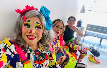 Payasita Perlita con sus hijos.