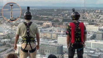La policía de Seattle busca a dos hombres que saltaron en paracaídas desde la icónica torre Space Needle