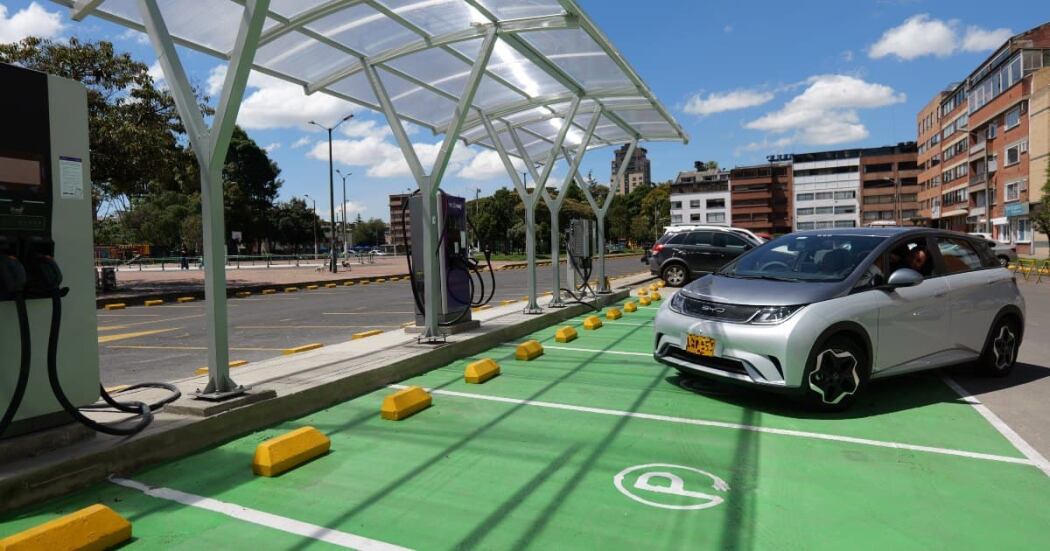 El precio de las baterías de carros eléctricos e híbridos ha bajado en la última década, pero reemplazarlas sigue siendo uno de los gastos más altos en mantenimiento - crédito Secretaria de Movilidad