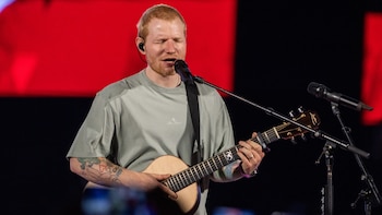 Ed Sheeran transformó el Estadio Nacional en un espacio íntimo con solo su guitarra y su estación de loops, conectando con miles de fanáticos peruanos en cada canción. Fuente: 3 Puntos