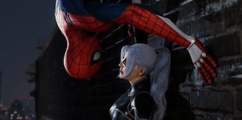 Spider-Man cuelga boca abajo en su traje rojo y azul, mirando a Black Cat, quien lo observa de perfil con cabello gris claro y gafas, con un fondo oscuro