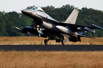 Un caza F-16 neerlandés en la base aérea de Volkel, Países Bajos, el 9 de junio de 2023. La base fue sobrevolada por drones sospechosos (REUTERS/Piroschka van de Wouw, archivo)