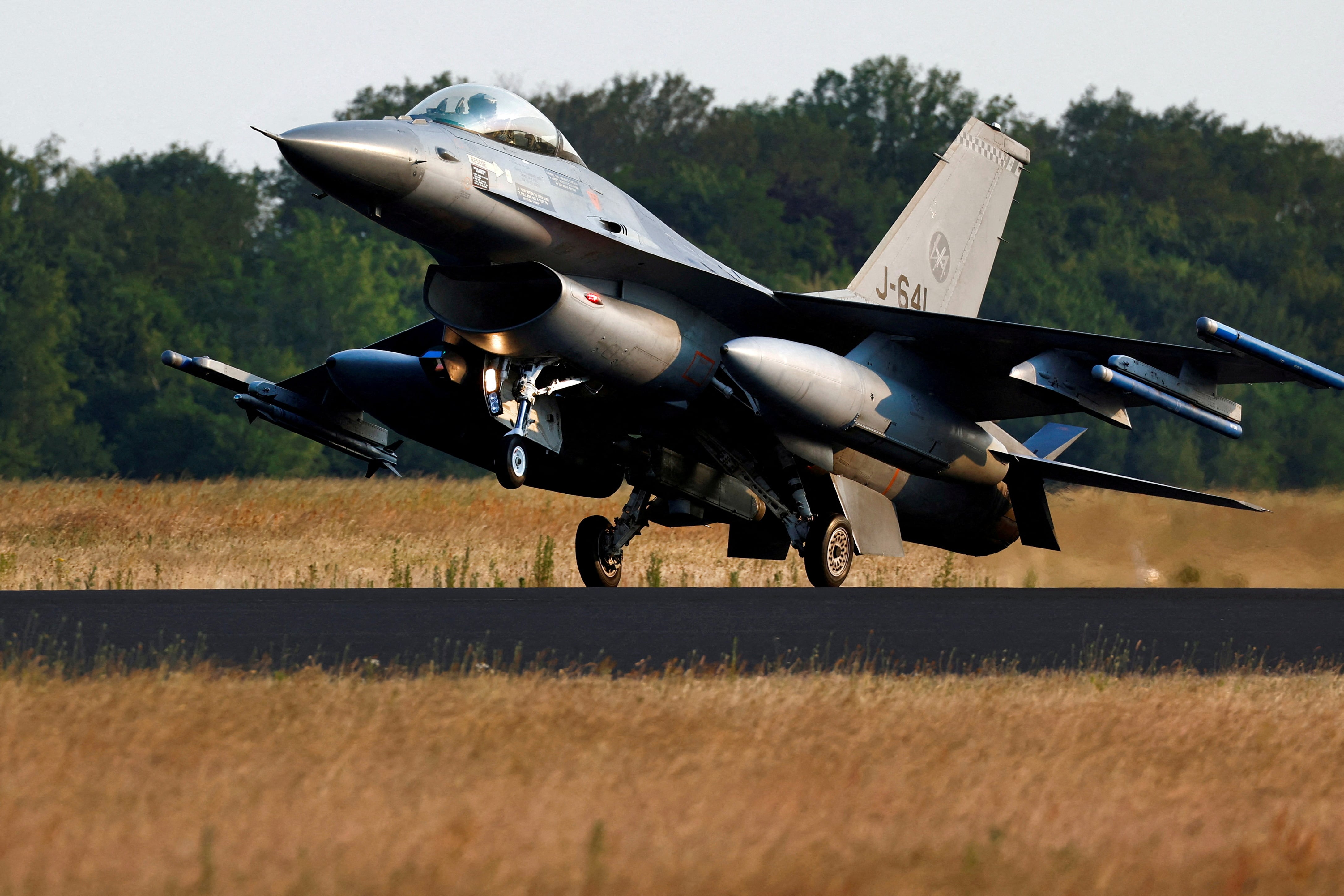 Un caza F-16 neerlandés en la base aérea de Volkel, Países Bajos, el 9 de junio de 2023. La base fue sobrevolada por drones sospechosos (REUTERS/Piroschka van de Wouw, archivo)