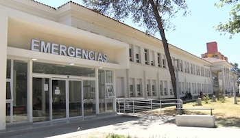 El hombre internado requiere sedación, asistencia respiratoria mecánica y drogas inotrópicas, con daños graves en la médula espinal y la columna vertebral
