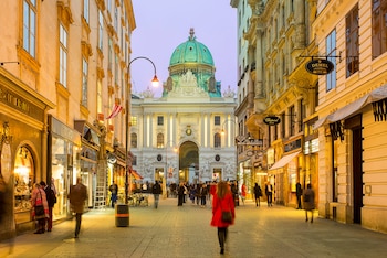 Personas pasean por una calle