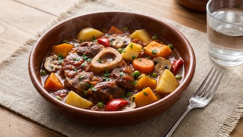 Receta de guiso de osobuco con hongos y verduras, rápida y fácil