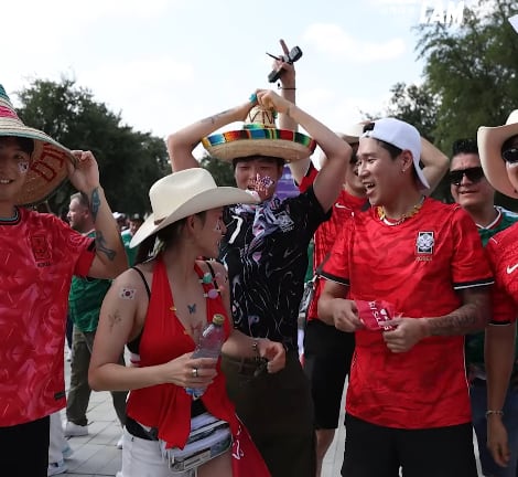 Los hinchas de Corea del Sur antes del partido ante Sudáfrica - crédito @thekfa/Instagram