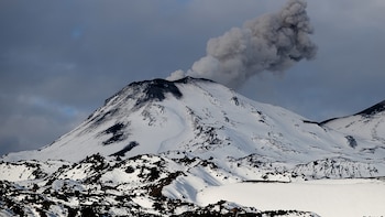 Detectaron explosiones de ceniza en un volcán de Chile, cerca de la frontera con Neuquén: hay alerta amarilla