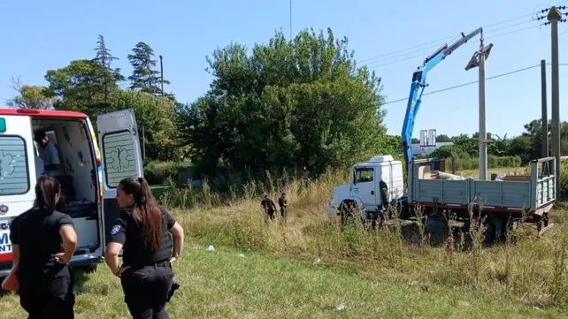 La cuadrilla realizaba trabajos en la red eléctrica durante un corte de energía programado en Firmat (Foto: Casilda Plus)