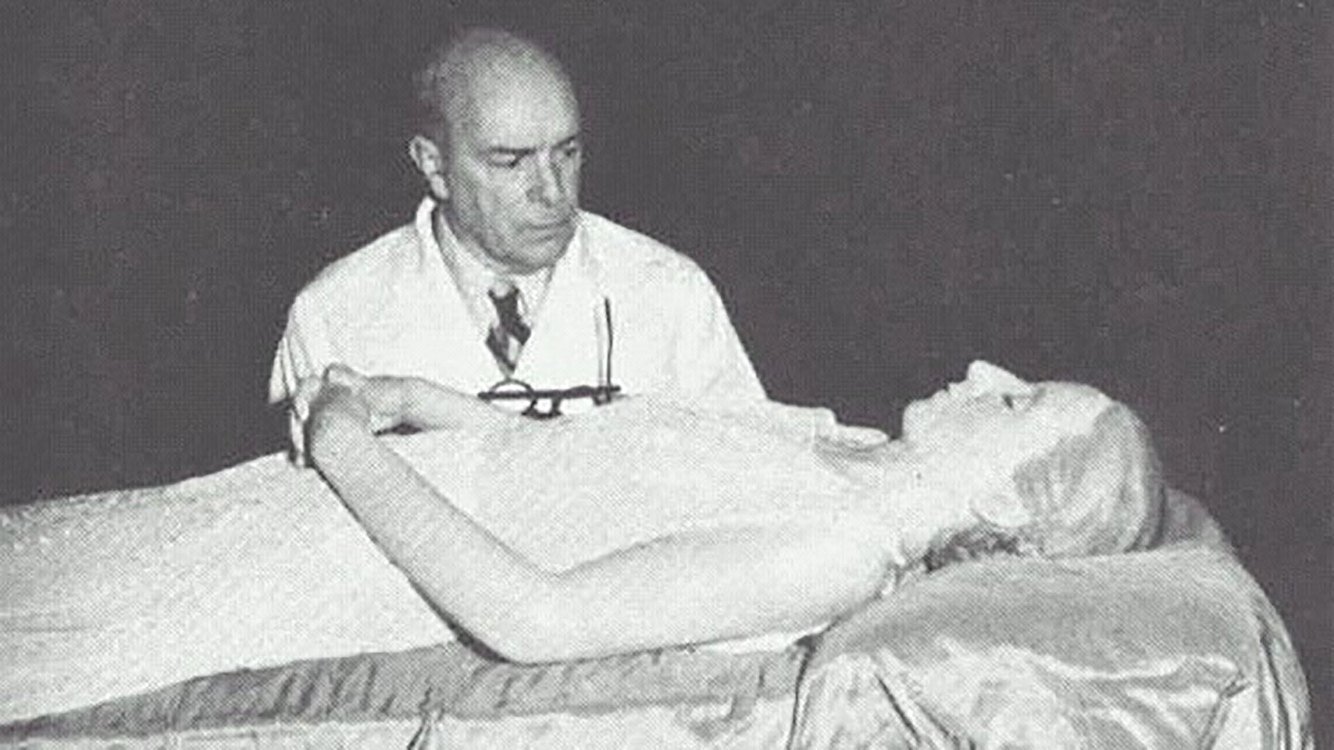 El cuerpo de Eva Perón, fallecida en 1952, fue tratado para su máxima conservación. Su cadáver fue robado, ultrajado y escondido, y finalmente descansó junto a Perón en una cripta de la Quinta de Olivos