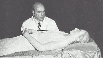 El cuerpo de Eva Perón, fallecida en 1952, fue tratado para su máxima conservación. Su cadáver fue robado, ultrajado y escondido, y finalmente descansó junto a Perón en una cripta de la Quinta de Olivos
