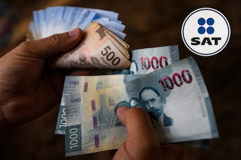 Manos sujetando billetes de 500 y 1000 pesos mexicanos junto al logotipo circular del SAT.