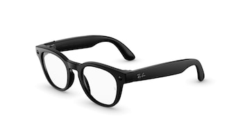 Primer plano de unas gafas inteligentes Ray-Ban Meta Headliner negras con lentes transparentes, en una vista de tres cuartos sobre un fondo blanco
