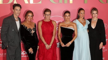 La imagen más esperada de los Grimaldi: Estefanía de Mónaco presume de familia unida en la alfombra roja junto a sus tres hijos y su nuera