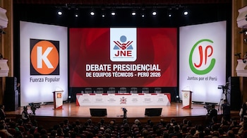 Escenario de debate político con una gran pantalla que muestra el logo del JNE y "Debate Presidencial Perú 2026", flanqueado por logos de partidos y podios.