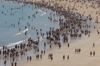 Bañistas en la playa de la Concha de San Sebastián, a 14 de junio de 2026. (EFE/Juan Herrero)