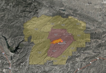 Mapa satelital con áreas marcadas en rojo y amarillo que indican órdenes de evacuación y advertencia alrededor del incendio Bouquet Fire