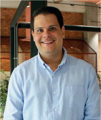 Administrador de negocios por la Universidad EAFIT, especialista en Gobierno y Políticas Públicas por la Universidad Externado y máster en Políticas Públicas por Queen Mary University of London, Guzmán Sáenz ha trabajado en los sectores público, privado y académico.