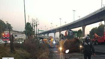 Camión de carga volteado en