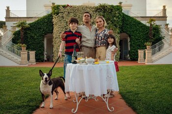 Esta familia feliz está a punto de romperse en 'L'estranea', de Paolo Strippoli