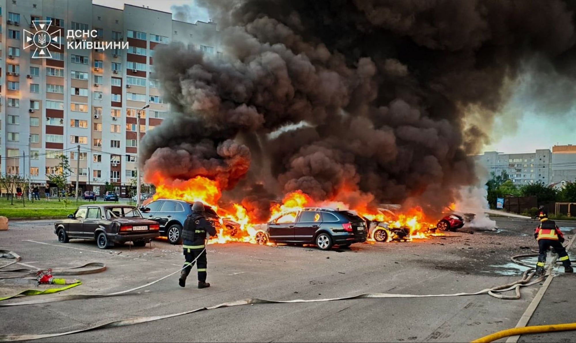 En esta imagen, proporcionada por el Servicio Ucraniano de Emergencias, bomberos intentan sofocar las llamas en unos autos tras un ataque con drones rusos en la región de Kiev, Ucrania el 28 de agosto de 2026. (Servicio Ucraniano de Emergencias vía AP)