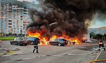 En esta imagen, proporcionada por el Servicio Ucraniano de Emergencias, bomberos intentan sofocar las llamas en unos autos tras un ataque con drones rusos en la región de Kiev, Ucrania el 28 de agosto de 2026. (Servicio Ucraniano de Emergencias vía AP)