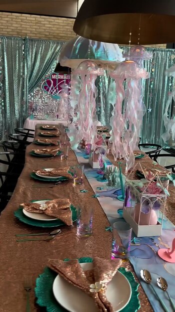 Las mesas y luces decoradas