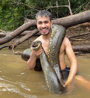 Araya Vlogs en su hábitat: la intrépida expedición en el Amazonas junto a una anaconda gigante que reafirma su espíritu aventurero (Cortesía: Cristhoper Araya).