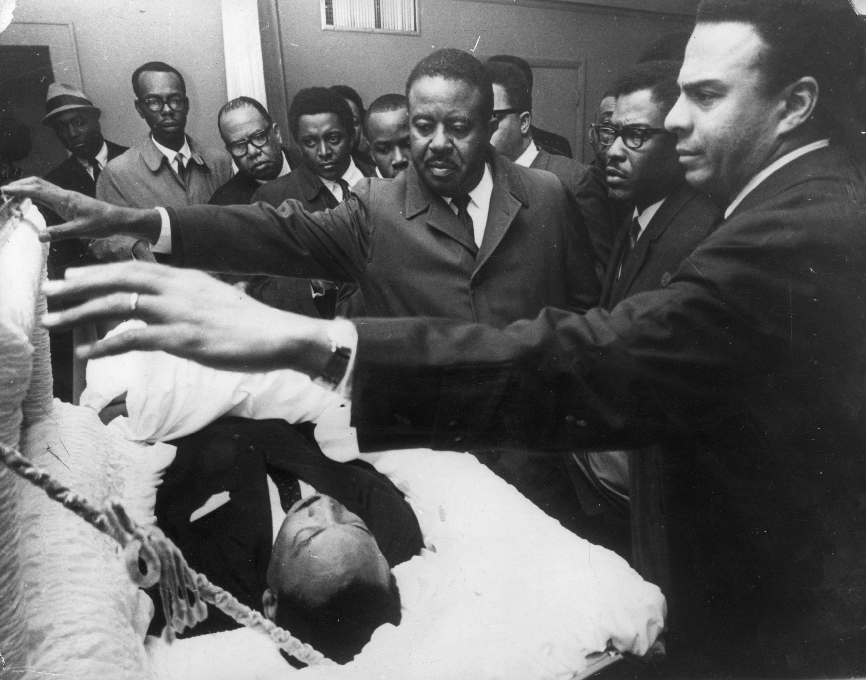 Amigos, familiares y líderes del movimiento por los derechos civiles se despiden de Martin Luther King Jr., asesinado el 4 de abril de 1968 en Memphis