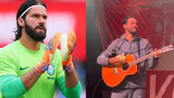 Fotografía dividida en dos: un hombre barbudo con camiseta de portero verde y guantes naranjas y el mismo hombre tocando guitarra acústica con sudadera gris