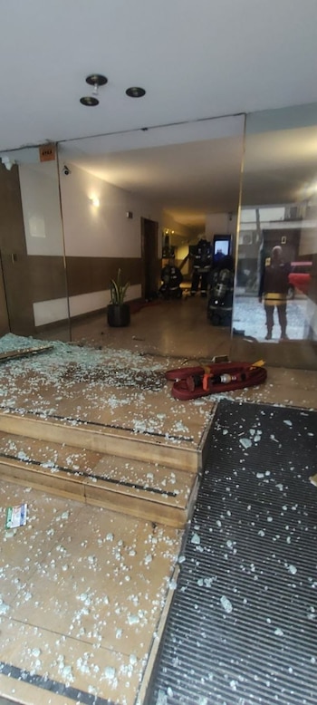 Cuatro dotaciones de bomberos trabajaron en la evacuación del edificio en Recoleta y descendieron a un hombre del cuarto piso y a una mujer del tercero