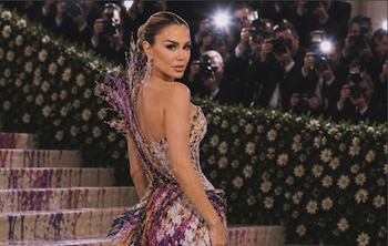 Ninel Conde enfrenta críticas tras publicar fotos creadas con inteligencia artificial para simular su participación en la MET Gala 2026 (IG)