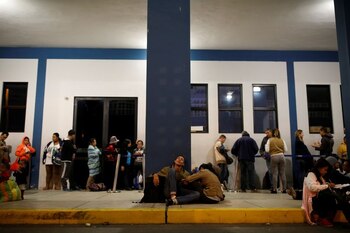 Migrantes venezolanos esperan a que
