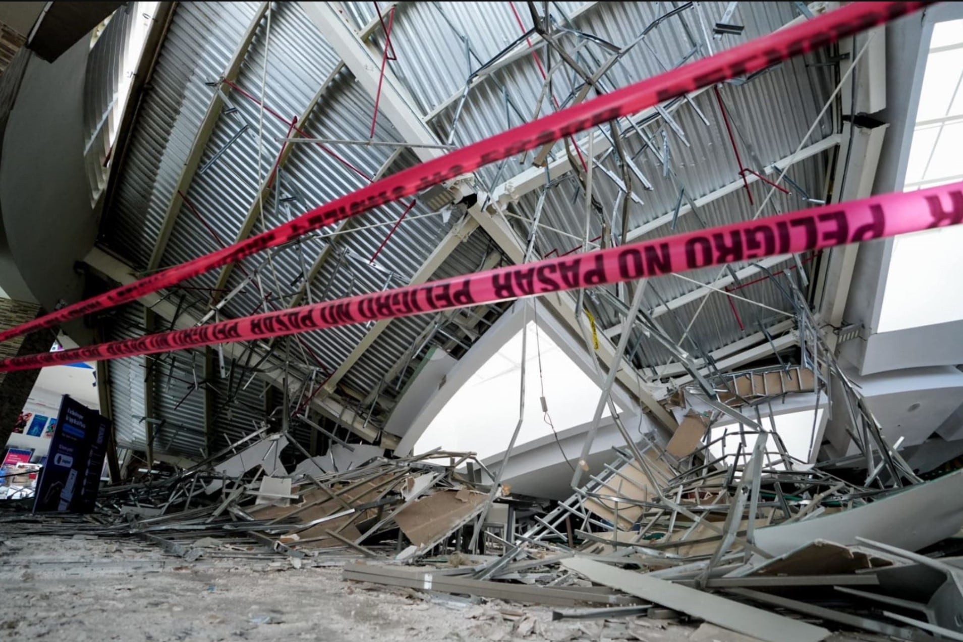Fotografía de escombros tras el derrumbe de parte del techo del centro comercial Real Plaza, en la ciudad de Trujillo (Perú). EFE/ Agencia Andina