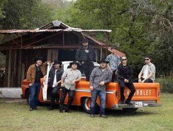 Así posaron en su videoclip.