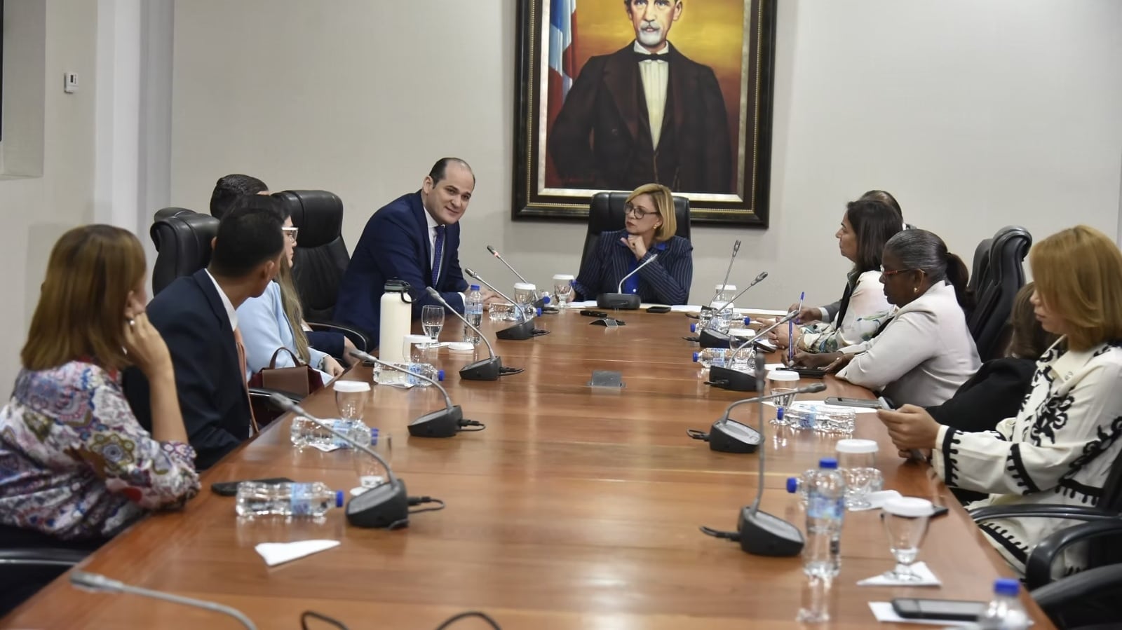 Ante los diputados, Rafael Adolfo Pérez de León detalló suspensiones a 44 suplidores, la rescisión por una leche en mal estado en Santiago y la supervisión aplicada en centros educativos (Foto cortesía Cámara de Diputados)