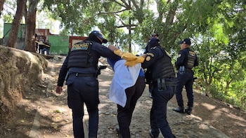 Confesó “por eso hice esto” tras ser detenido por el ataque que mató a su expareja en la Ciudad de Guatemala