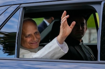 El papa León XIV sale de la Policlínica Agostino Gemelli en Roma, el sábado 17 de octubre de 2026, tras su operación del martes para retirar un tumor cancerígeno (AP/Gregorio Borgia/Archivo)